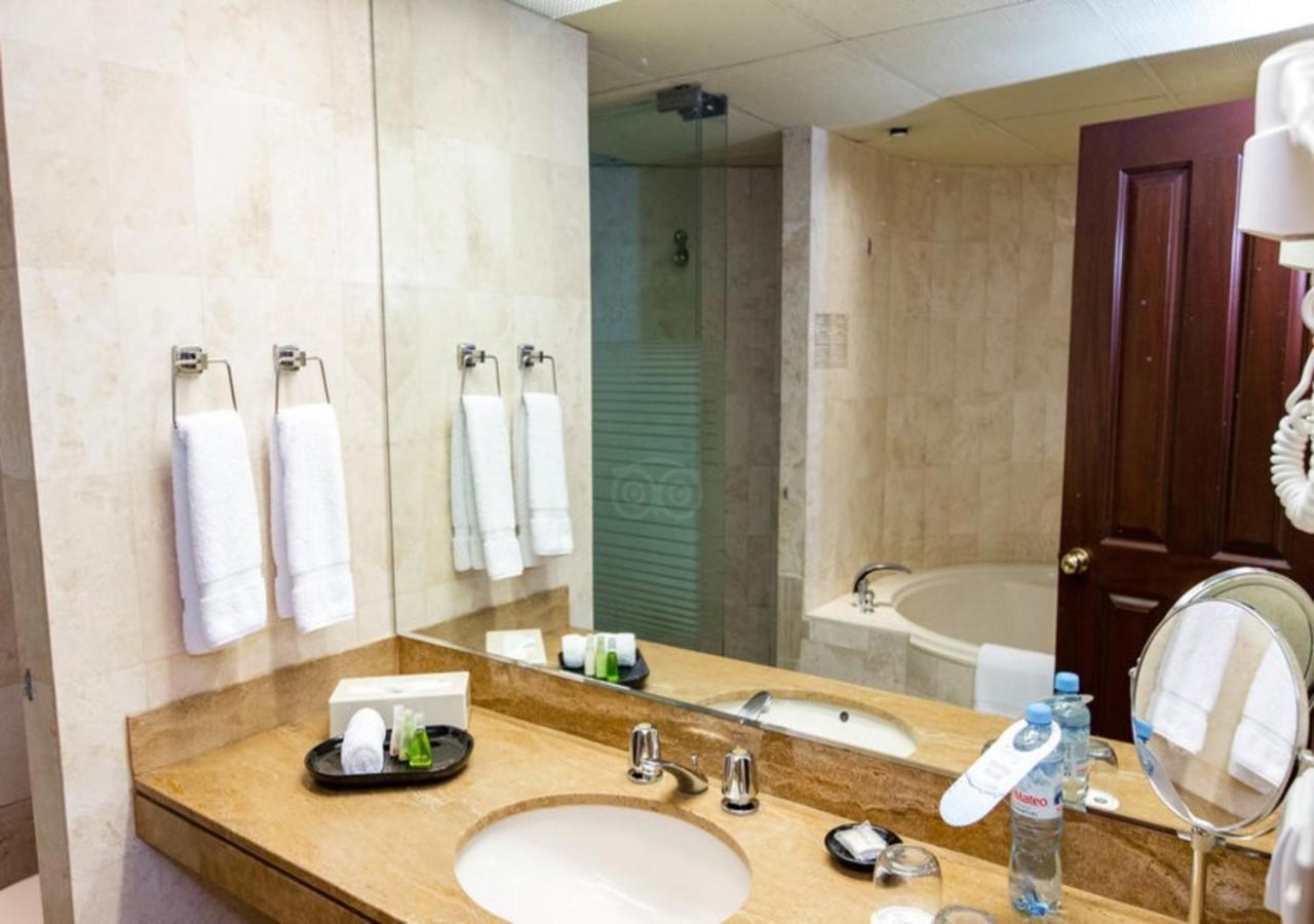 J&A Classic Hotel Лима Экстерьер фото Bathroom