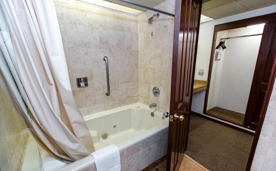 J&A Classic Hotel Лима Экстерьер фото A bathtub with shower curtain