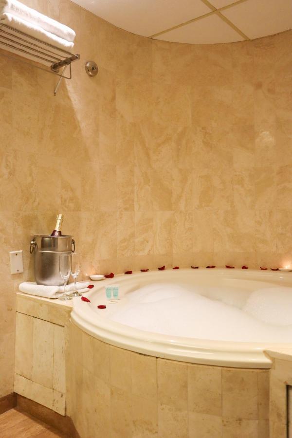 J&A Classic Hotel Лима Экстерьер фото A bubble bath