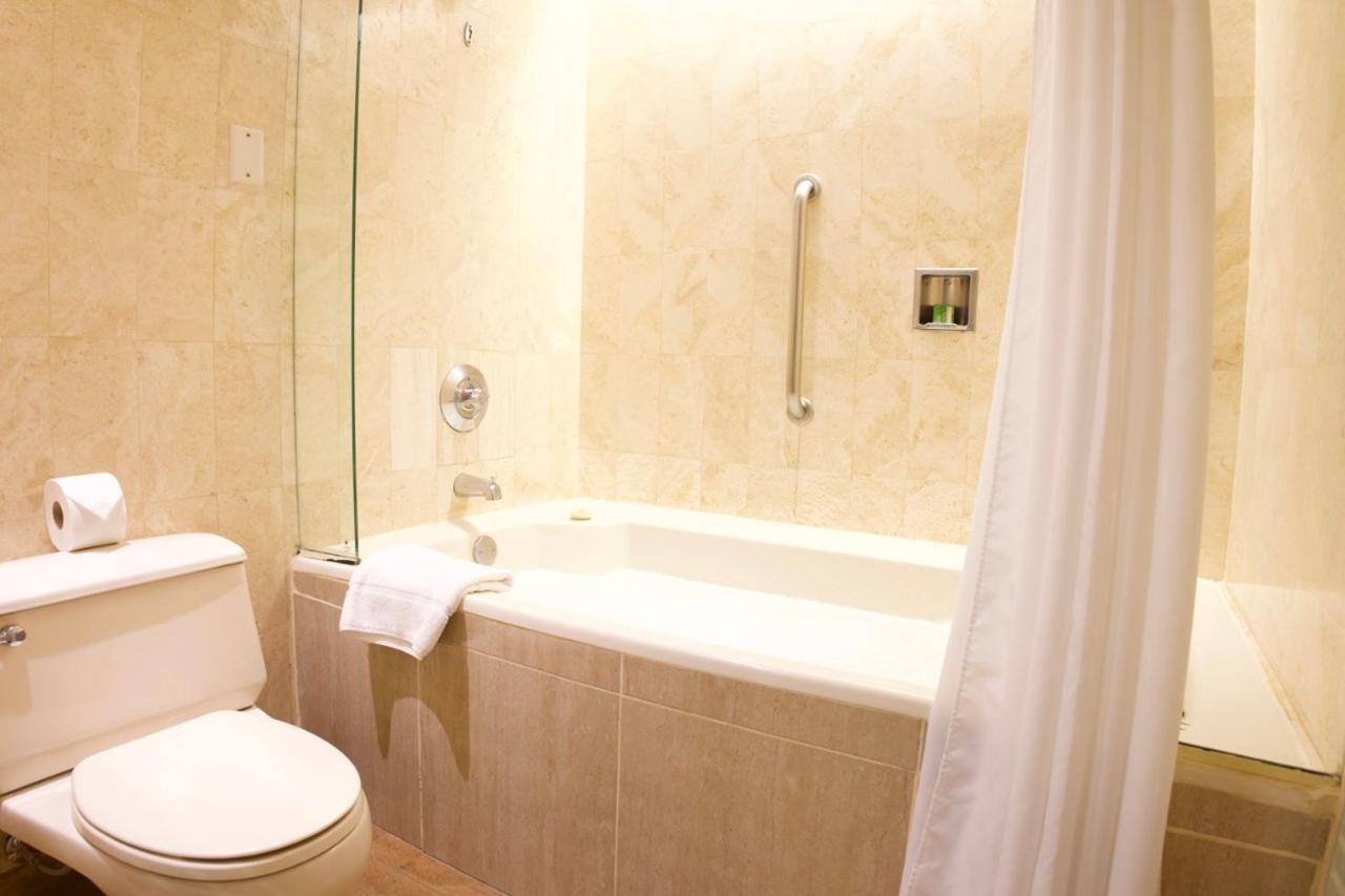 J&A Classic Hotel Лима Экстерьер фото A bathtub with shower curtain